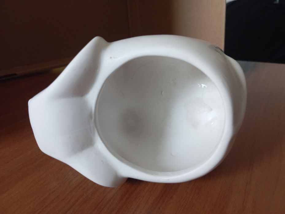 Doniczka biała ceramiczna w kształcie słonia .