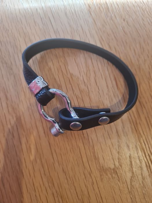 Pulseira de couro e aço