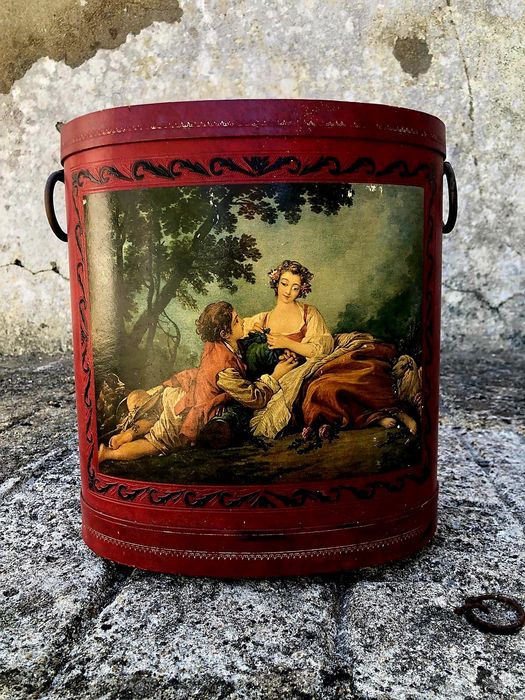 Balde com pintura romântica