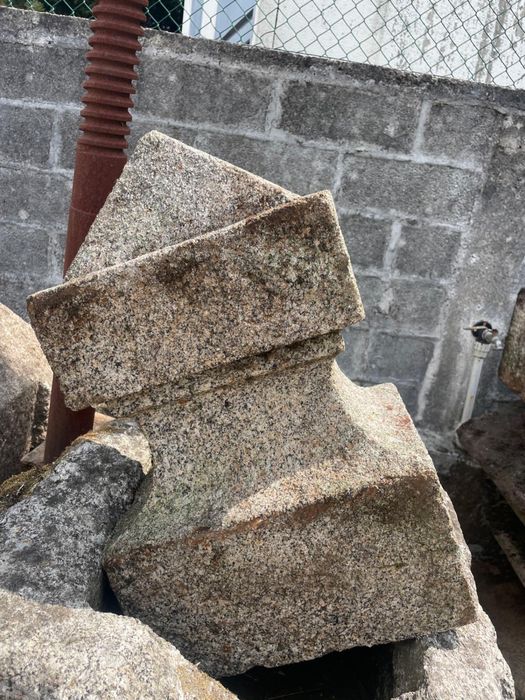 Pias e piramides em granito