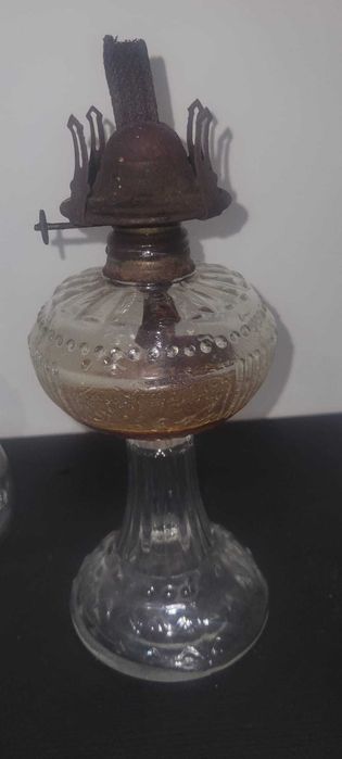 Candeeiro a Petróleo Antigo em Vidro Trabalhado