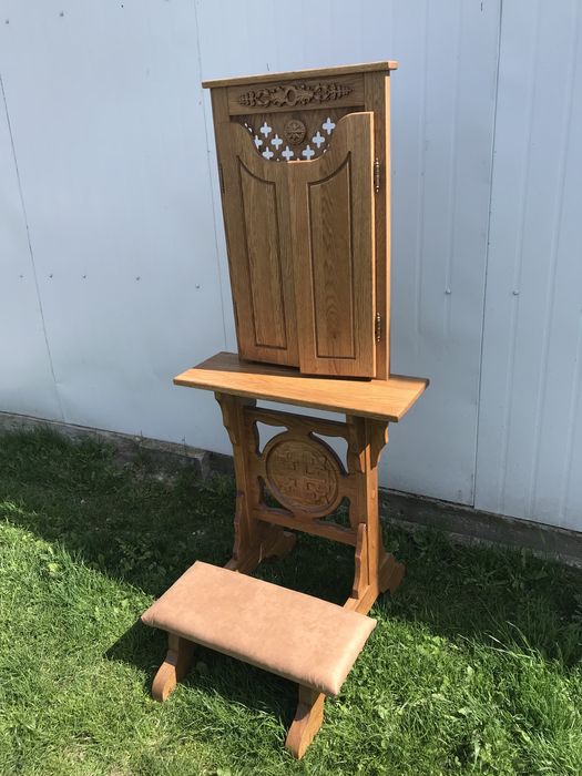 Сповідальниця, клячник, підставка для сповіді. Церковна мебель.