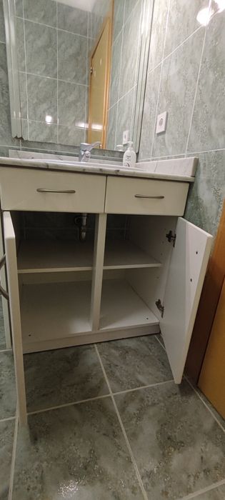 Móvel lavatório, resguardo banheira, torneiras, chuveiro