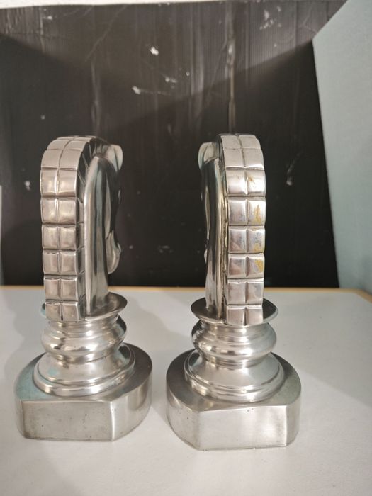 Cavalos em estanho porta livros