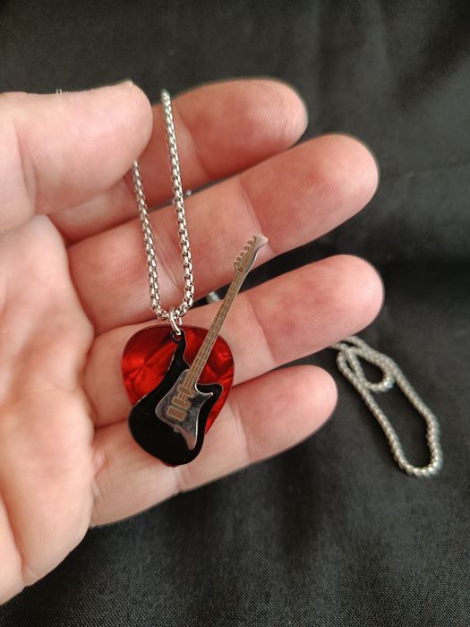 Colar com Pendente de Palheta e de Guitarra