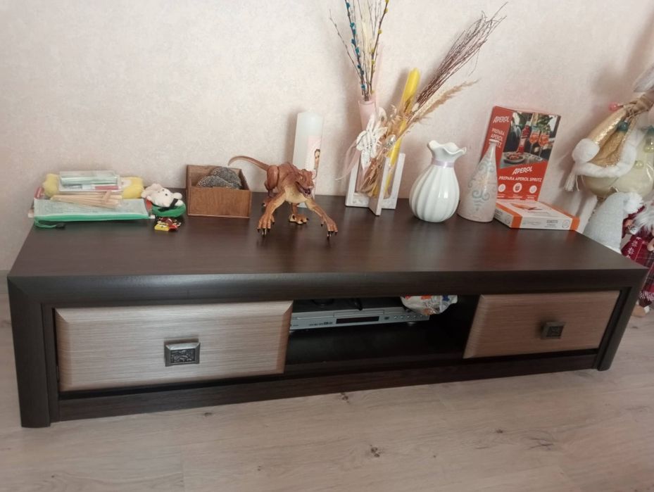 Сервант і тумбочка для вітальні під телевізор