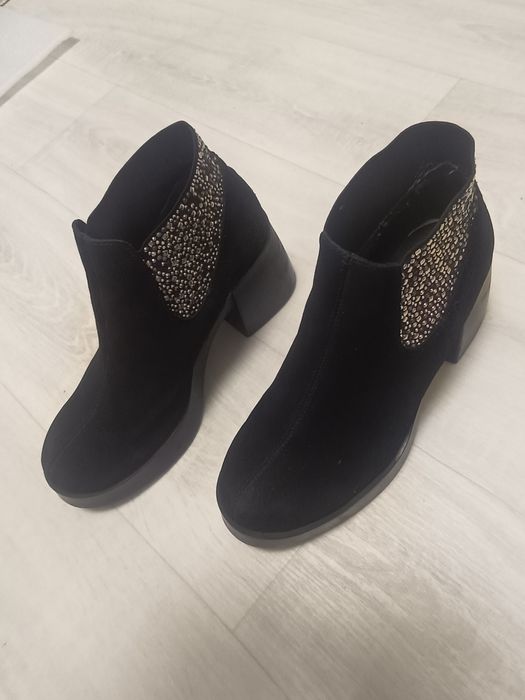 Чорні ботильйони натуральний замш, жіноче взуття, утеплені з камінцями