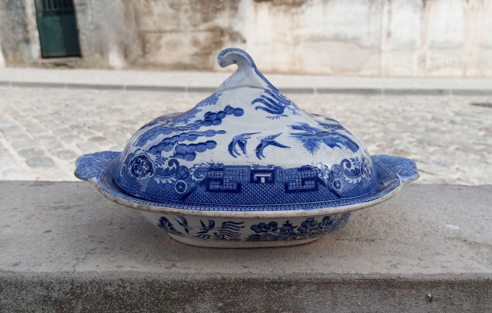 Antigo prato coberto/terrina Inglesa Blue Willow em faiança