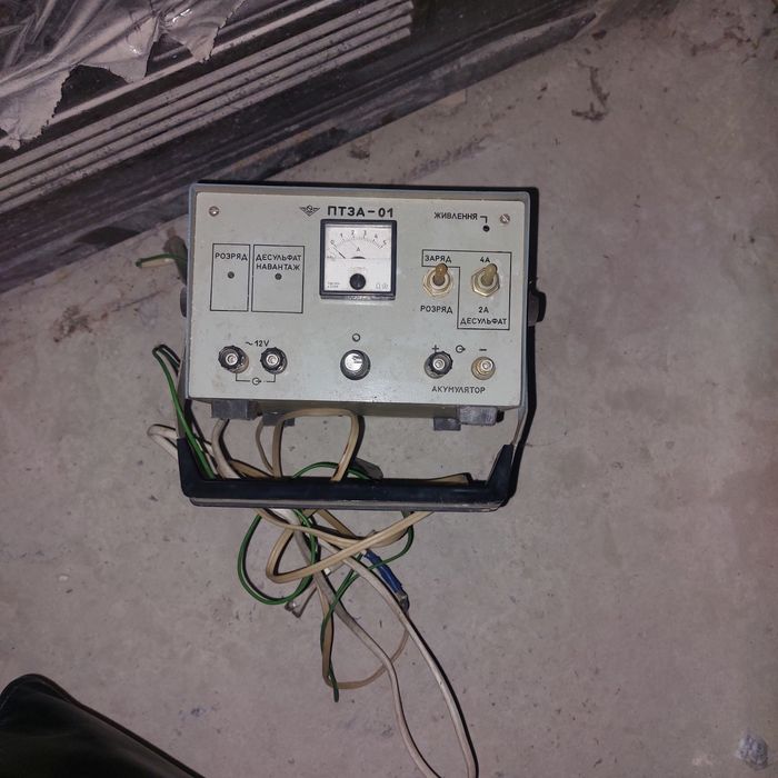 Прилад для підзарядки автомобільного акумулятора
