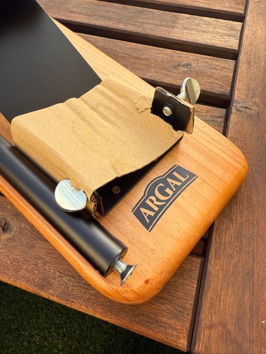 Tábua de madeira de cortar presunto nova