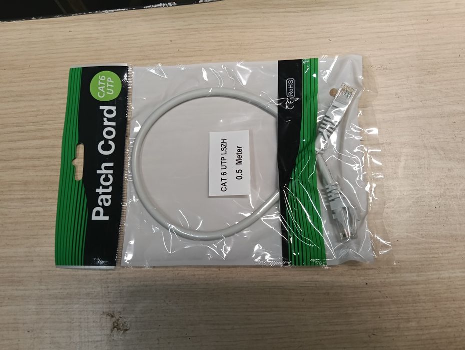 é um cabo de rede (patch cord) UTP Cat 6 LSZH de 0,5 metros.