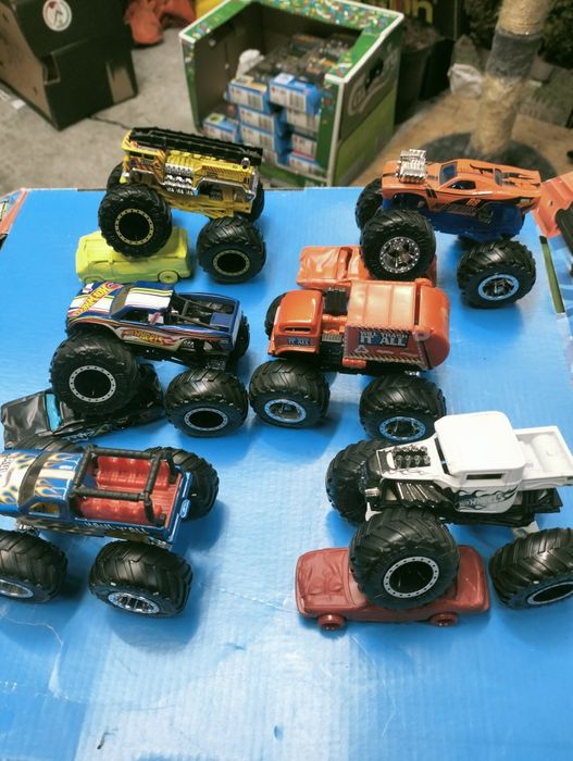 Hot Wheels monster truck zestaw resorkow jak nowe