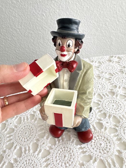 Sygnowana figurka clowna z prezentem