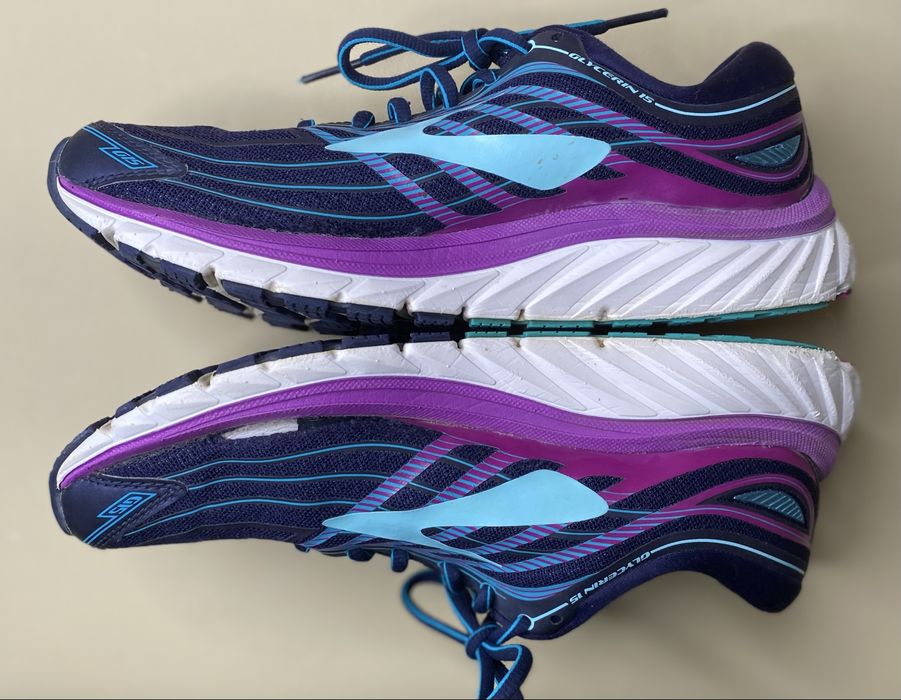 Кросівки BROOKS.