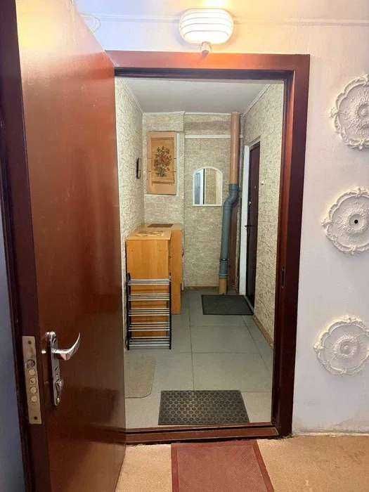 3-х комнатная квартира с реомнтом на Дарницкой ( Ленинградской) площади.