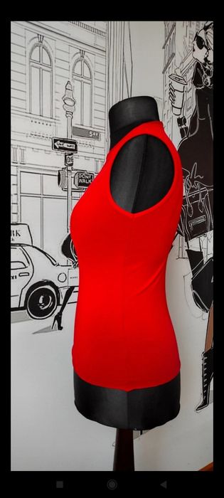 Damska czerwona bluzka z rozcięciem na dekolcie lato