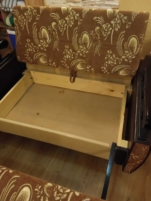 Диван розкладний коричневий