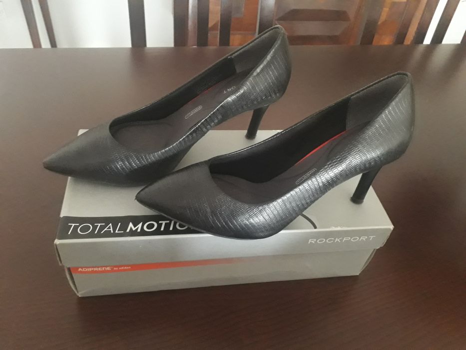 Sapatos pretos em pele 36