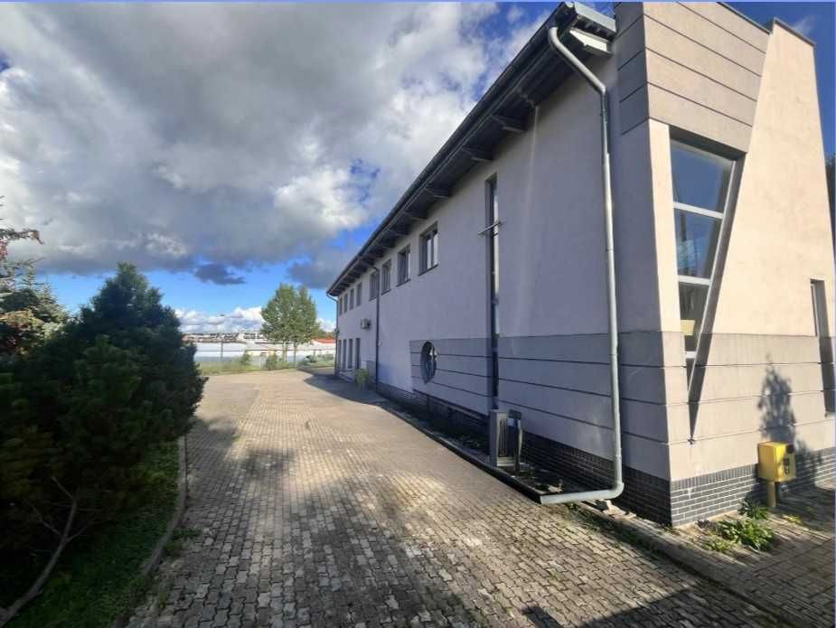 Lokal na parterze 100 m2