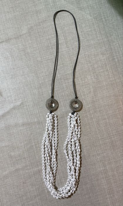 Colar de bijuteria artesanal - Modelo Letras.