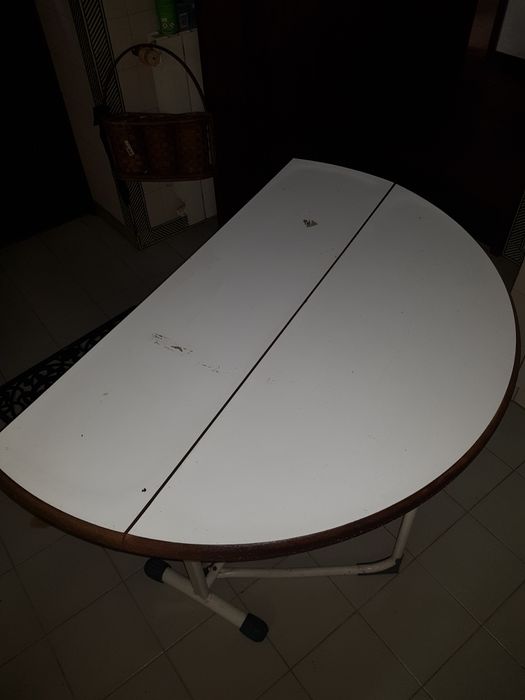 Mesa redonda branca de dobrar