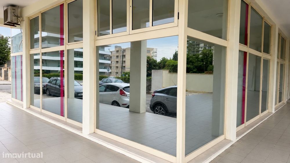 Imóvel comercial em Matosinhos com montra
