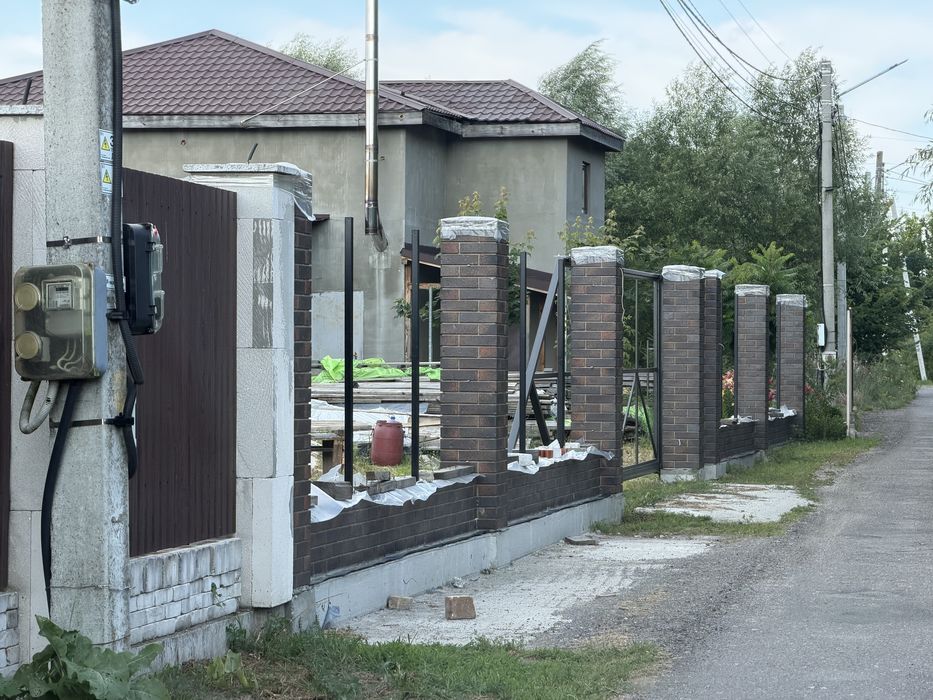 Пр зем7сЗазимье село квадратный фасад от асфальта между соседей ровный газ свет интернет по улице идеальный центр села