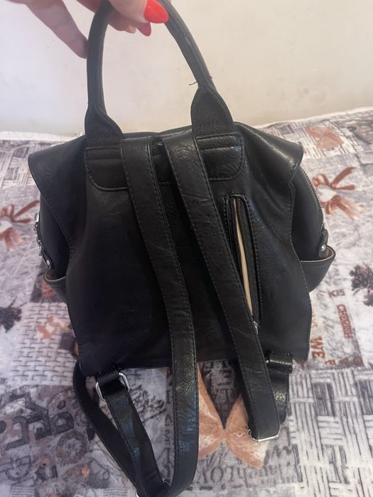 Mochila preta com um fecho grande