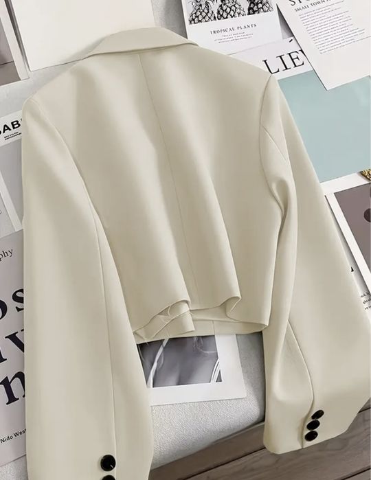 Укорочений піджак молочний короткий