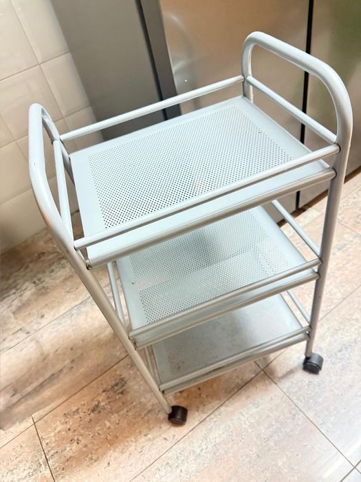 Carrinho auxiliar cinza com 3 prateleiras e rodas