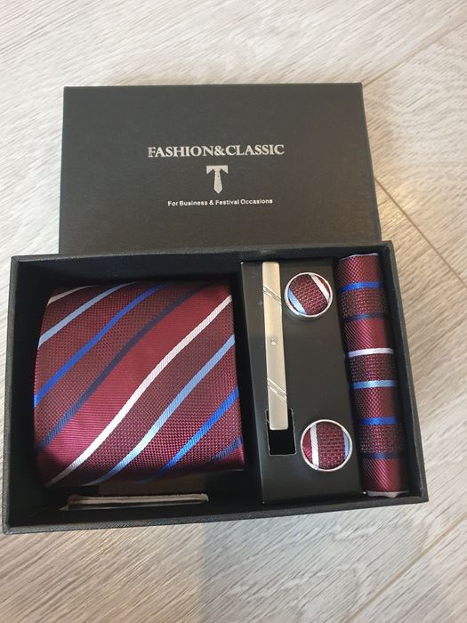 Zestaw męski krawat, poszetka, spinka do krawata, spinki do mankietów