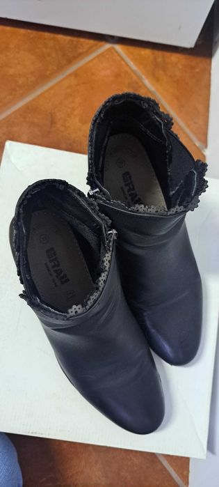 Botas usados da cor preta.