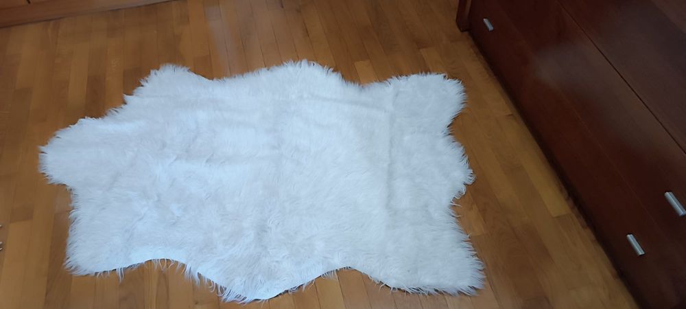 Tapete branco em forma animal