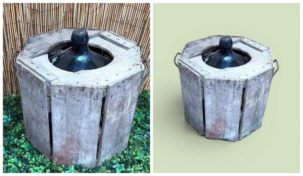 Garafões antigos de 40L, em grade de madeira (dois)