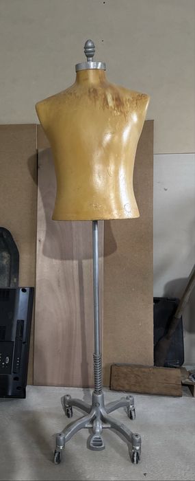 Busto masculino com pé em ferro fundido. Base com pedal e rodas