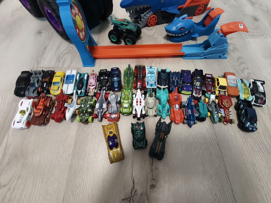 Hot wheels zestaw mega wrex plus 42 autka
