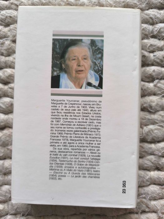 A Obra ao Negro
de Marguerite Yourcenar