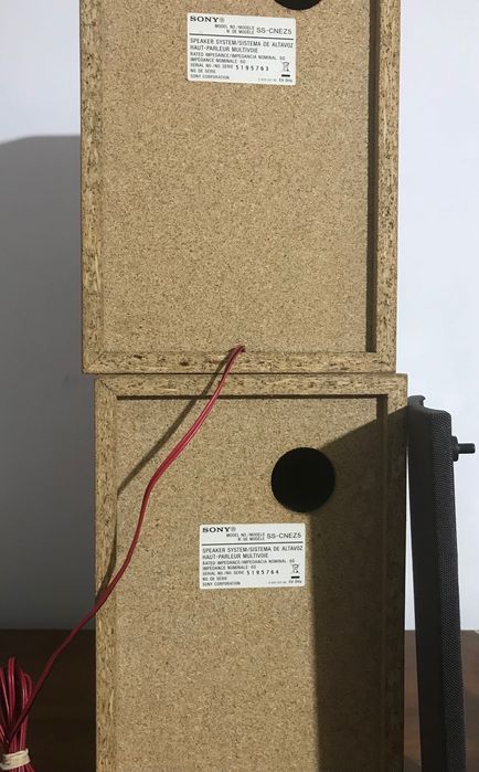Colunas Sony em madeira