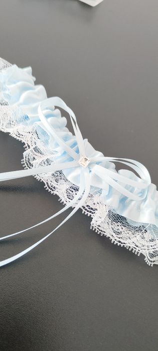 Podwiązka panny młodej ślubna w jasnoniebieskim kolorze