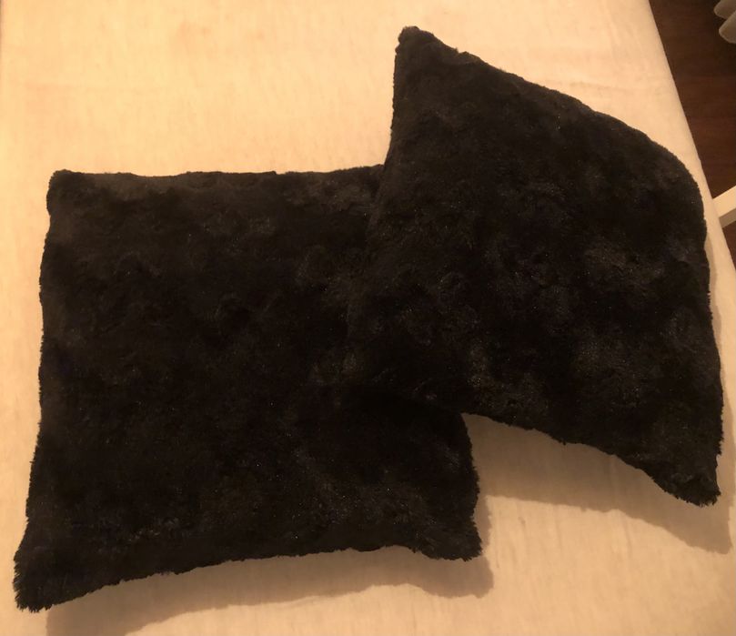 Almofadas de pelo pretas