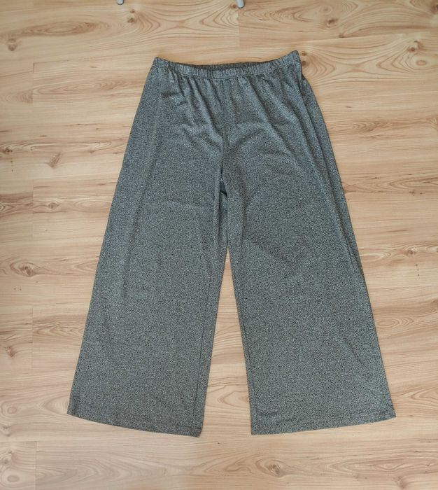 szare spodnie z szerokimi nogawkami