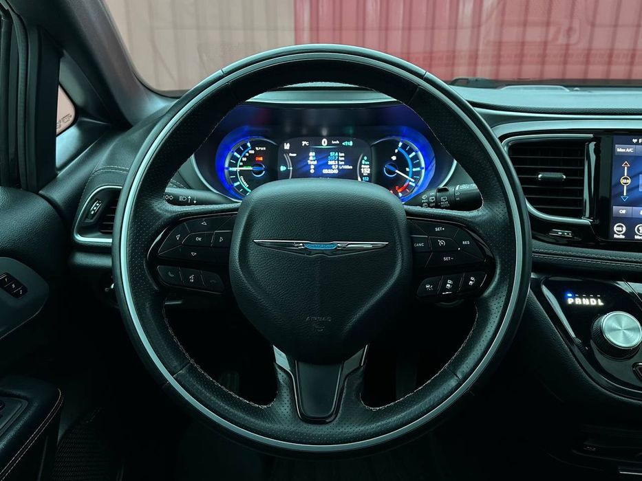 Chrysler Pacifica 2019 року, 3.6 гібрид, автомат, передній привід,233т
