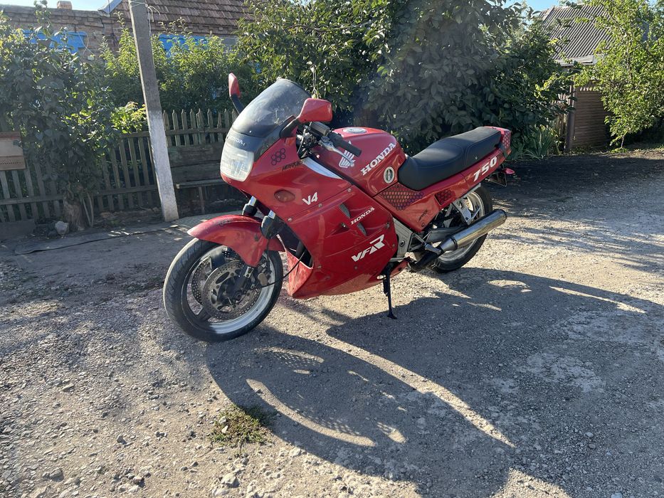 Honda VFR750F RC24
