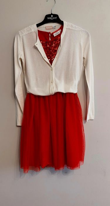 Sukienka czerwona, sweterek biały