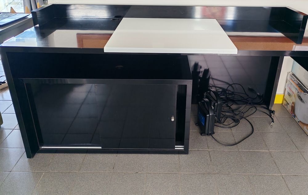 Secretaria e armário