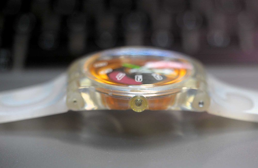 Swatch Jelly in Jelly 108 AG – Ícone de Transparência & Design Vintage