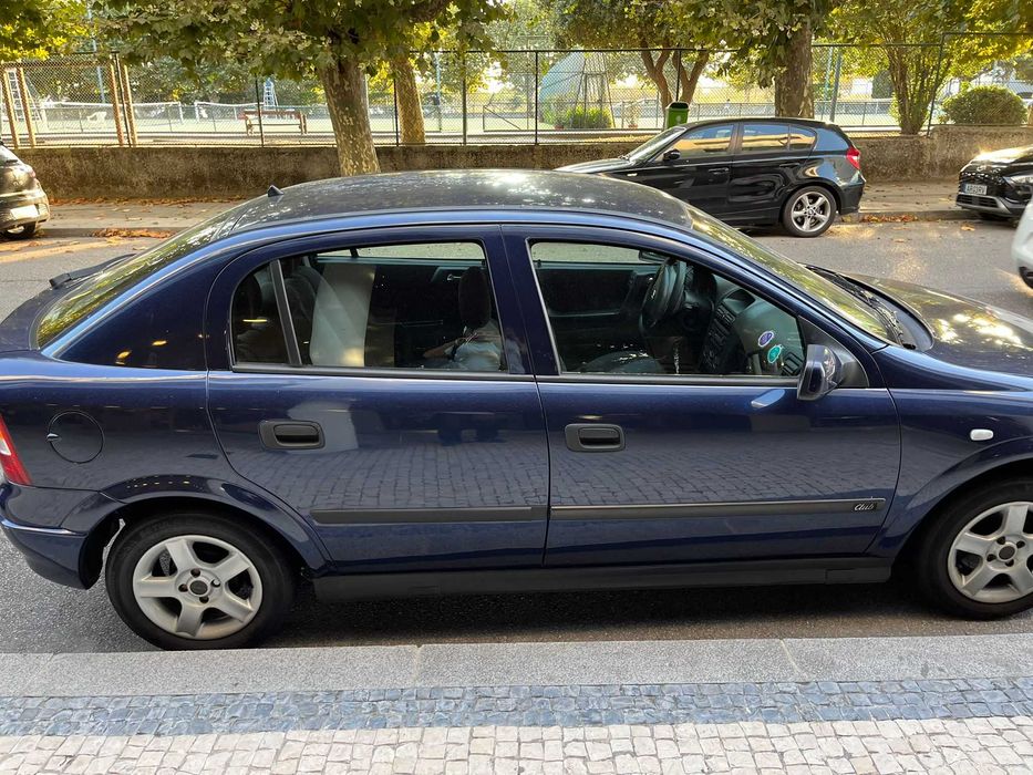 Opel Astra 2000 azul, 200 mil kms