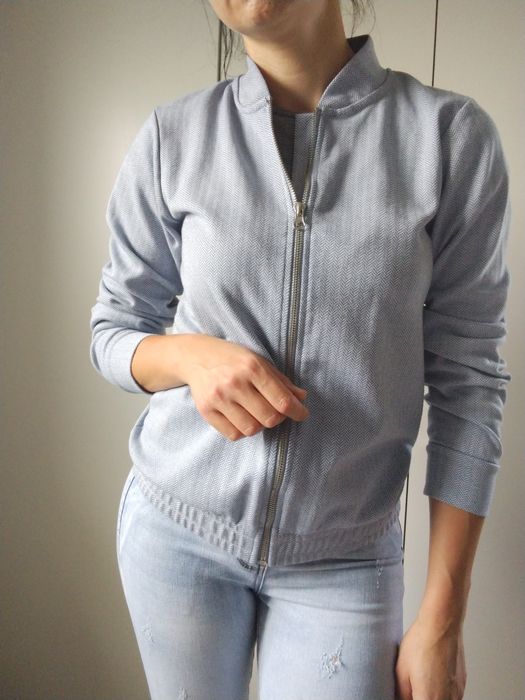 Błękitna bluza na zamek
