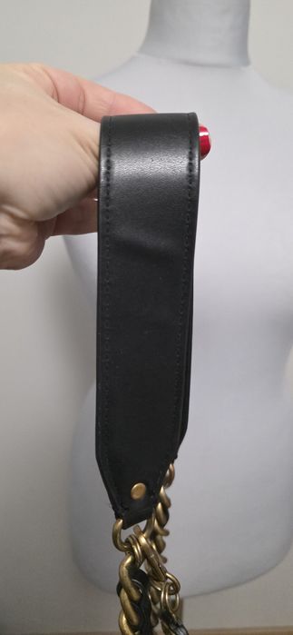 Guess Abey HWVB855821 – klasyczna czarna torebka z  chain strapem