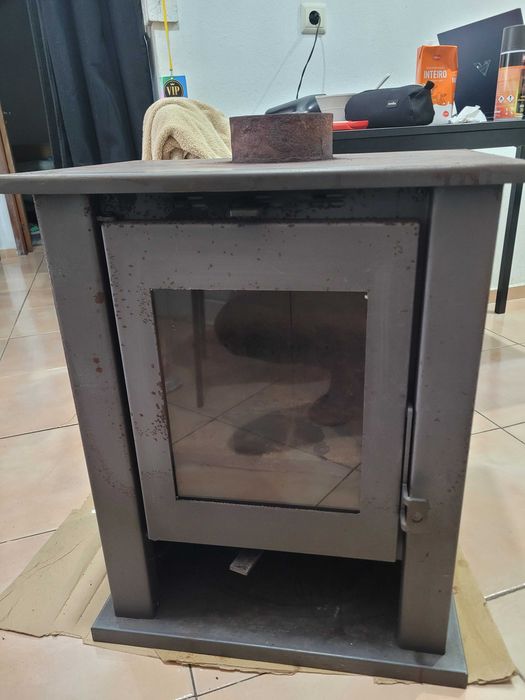 Salamandra a Lenha 6.8kW – Design Moderno e Alta Eficiência